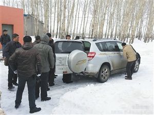 昨天上午，警方對被盜車輛進行勘察