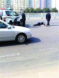 醉漢鬧輕生主干道上見(jiàn)車就撲