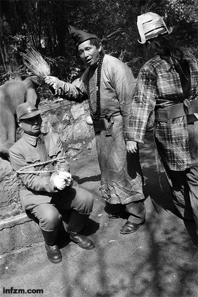 “鬼子專業(yè)戶”的群眾演員劉振于穿著日本軍服，和幾個(gè)朋友拍攝關(guān)于抗日、反對(duì)日本占領(lǐng)釣魚島的短片。 （南方周末記者 麥圈/圖）