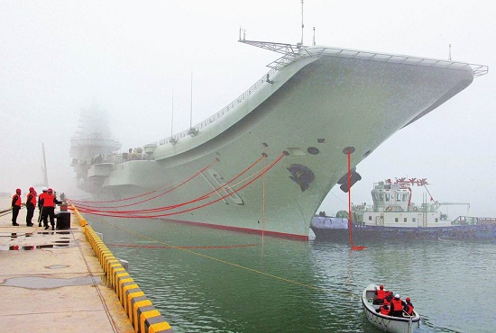 資料圖：遼寧艦航母靠泊在航母軍港內(nèi)的場(chǎng)景。