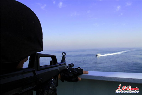 原文配圖：演練中，海盜小艇快速向我艦艇沖鋒，實(shí)施攻擊，特戰(zhàn)隊(duì)員快速鎖定目標(biāo)。