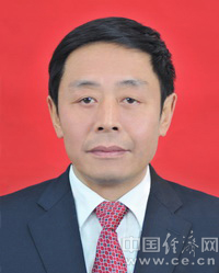 龍華，男，漢族，重慶巴南人，1958年2月生，研究生，歷史學(xué)碩士，講師、政工師，1976年8月參加工作，1988年6月加入中國共產(chǎn)黨。