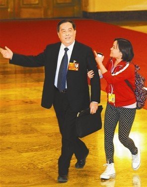 鐵道部部長盛光祖被攔下，欣然接受采訪