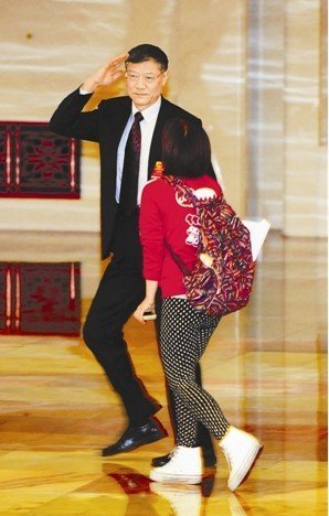 住房和城鄉(xiāng)建設(shè)部部長(zhǎng)姜偉新敬禮婉拒采訪，匆匆離去