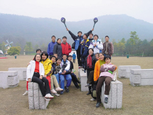 高一時，全班去太子灣公園玩。右二穿著黃色衣服的是張京。左上中間穿著黑衣服的女孩是也進了外交部的趙婷，圍紅色格子圍巾的是胡躍波老師。圖片由胡躍波老師提供