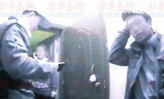醉漢走錯(cuò)單元敲錯(cuò)門(mén)