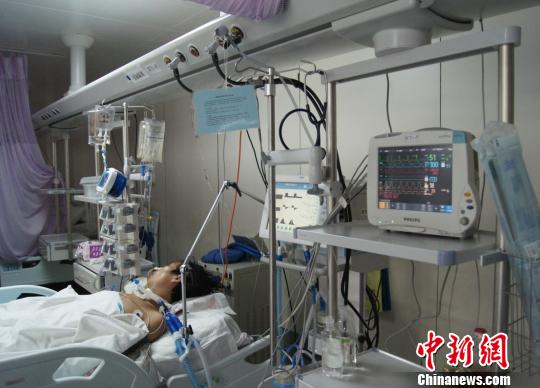 洞房花燭夜被中國(guó)古人稱(chēng)為人生四喜之一，但對(duì)于來(lái)自山西省偏遠(yuǎn)山村的李瑞江來(lái)說(shuō)，新婚之夜足以成為其人生之大悲。李瑞江疑因被“鬧洞房”時(shí)導(dǎo)致的支氣管斷裂及并發(fā)癥，或?qū)⒆兂芍参锶?。張怡攝
