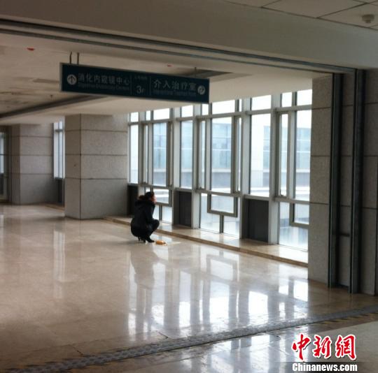 洞房花燭夜被中國(guó)古人稱(chēng)為人生四喜之一，但對(duì)于來(lái)自山西省偏遠(yuǎn)山村的李瑞江來(lái)說(shuō)，新婚之夜足以成為其人生之大悲。李瑞江疑因被“鬧洞房”時(shí)導(dǎo)致的支氣管斷裂及并發(fā)癥，或?qū)⒆兂芍参锶?。張怡攝