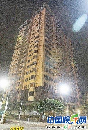 昨凌晨金友莊父親到張志堅三重住處為女兒討公道，在交誼廳密談