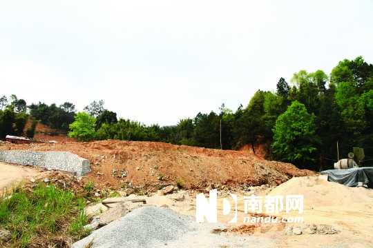 惠州地派鎮(zhèn)地派溫泉酒店對(duì)面，是曾廣興所稱倒土的位置，但現(xiàn)場(chǎng)并無(wú)大量棄土，當(dāng)?shù)卮逦卜裾J(rèn)曾有大量棄土。
