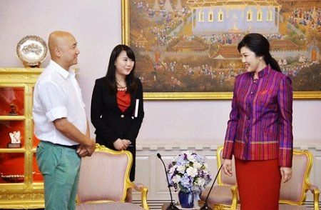 徐崢獲泰國(guó)女總理接見 卷著衣袖被批失態(tài)(圖)