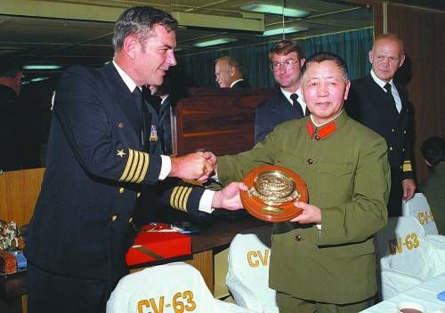  1980年5月至6月，時(shí)任副總參謀長劉華清在訪美期間，登上美國小鷹號航母參觀訪問。