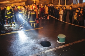 3月22日，長沙涂家沖附近，一名21歲的女孩掉進(jìn)下水道不知所蹤，出事的區(qū)域已經(jīng)被警戒線圍了起來。圖/記者李坤