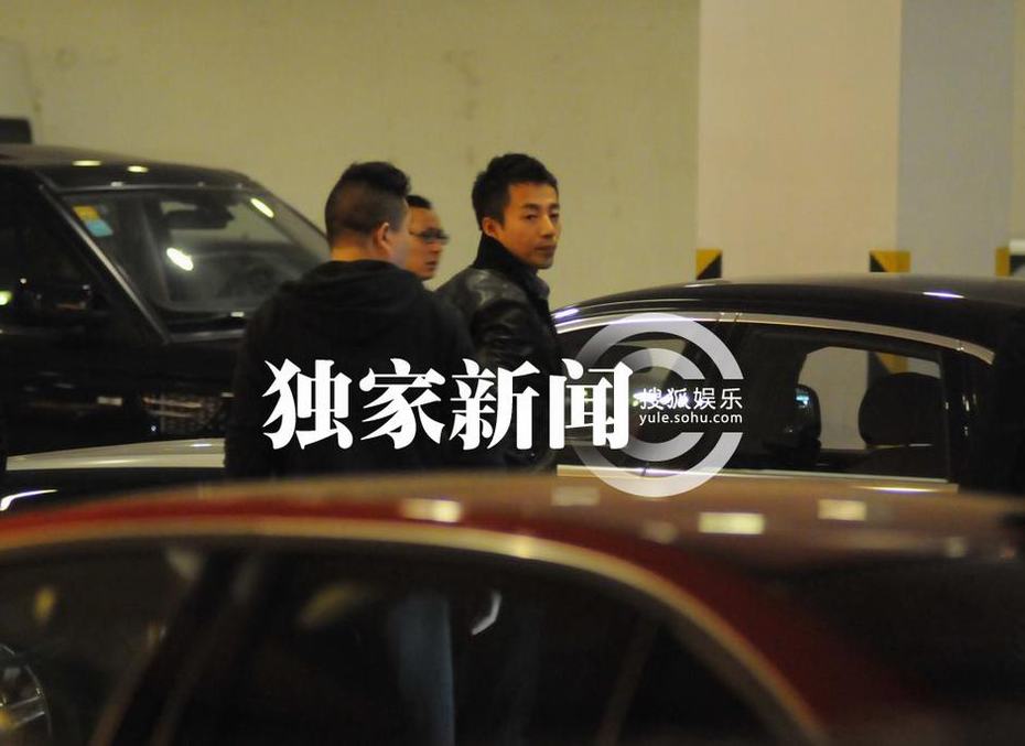 汪小菲許雅鈞坐千萬豪車赴夜總會(huì) 保鏢成群未見大小S