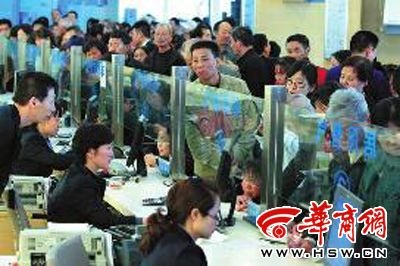 昨日，市民在西安秦華天然氣營業(yè)廳排隊(duì)購買天然氣，隊(duì)伍迂回排出了大門本報(bào)記者 湯繼穎 攝