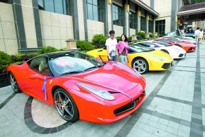 12輛頂級(jí)名車組成婚禮車隊(duì)，車價(jià)加起來超6000萬(wàn)。