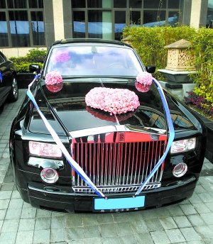 新郎新娘和他們的勞斯萊斯主婚車。