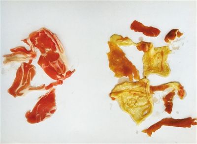 純羊肉卷解凍后呈鮮紅色(左)。從新發(fā)地牛羊肉批發(fā)市場(chǎng)商戶(hù)高佳處買(mǎi)的摻假羊肉卷(右)，解凍后肥瘦分散，顏色發(fā)黃。