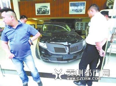 被砸的林肯越野車。