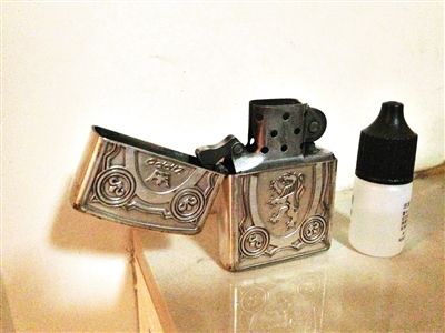 記者郵寄的燃油打火機(jī)和小瓶機(jī)油。