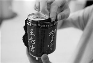 撕開加多寶罐子外的一層包裝紙，里面露出了“王老吉”的字樣。（圖片來源：現(xiàn)代金報(bào)）