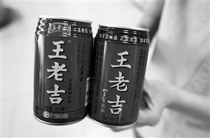 撕開包裝紙印有“王老吉”的加多寶（右）與廣藥集團(tuán)出品的王老吉，還是有不少區(qū)別。（圖片來源：現(xiàn)代金報(bào)）