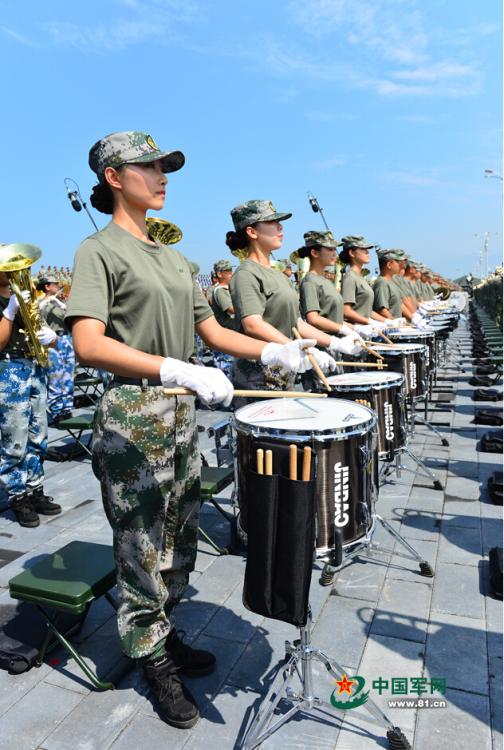 閱兵聯(lián)合軍樂團與合唱團合練 女隊員亮眼