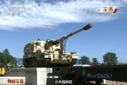 視頻截圖：裝備裝上火車現(xiàn)場(chǎng)。