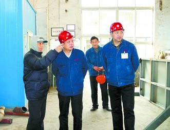 楊奎烈（左一）去世前38天來到制氧機(jī)安裝現(xiàn)場。